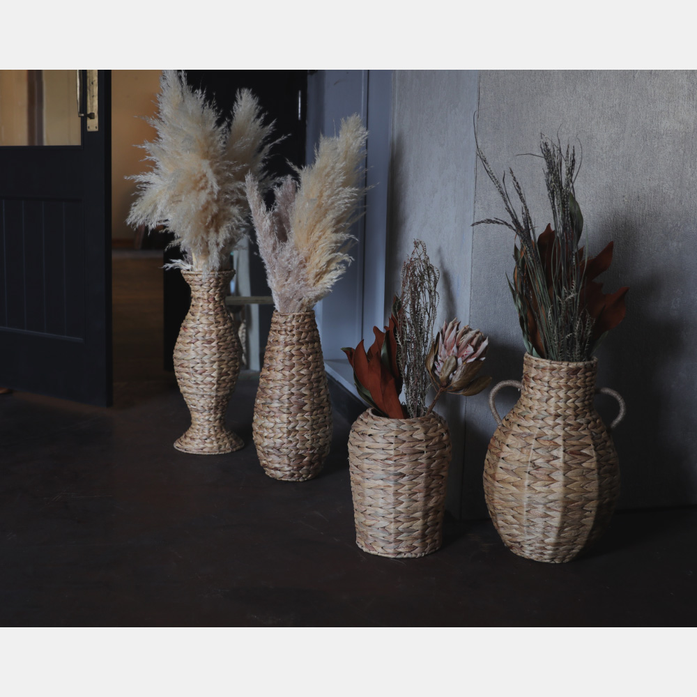 陶器のオブジェのようなフォルムが大きな花を彩るラタンベース【Corderia】